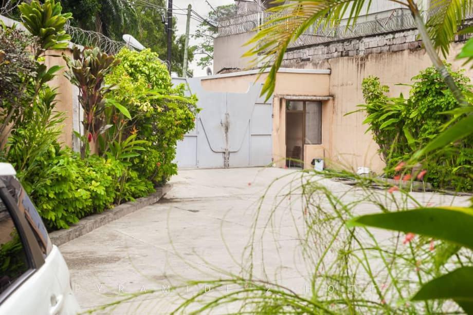 Pyramide II Hotel Kinshasa Exterior photo